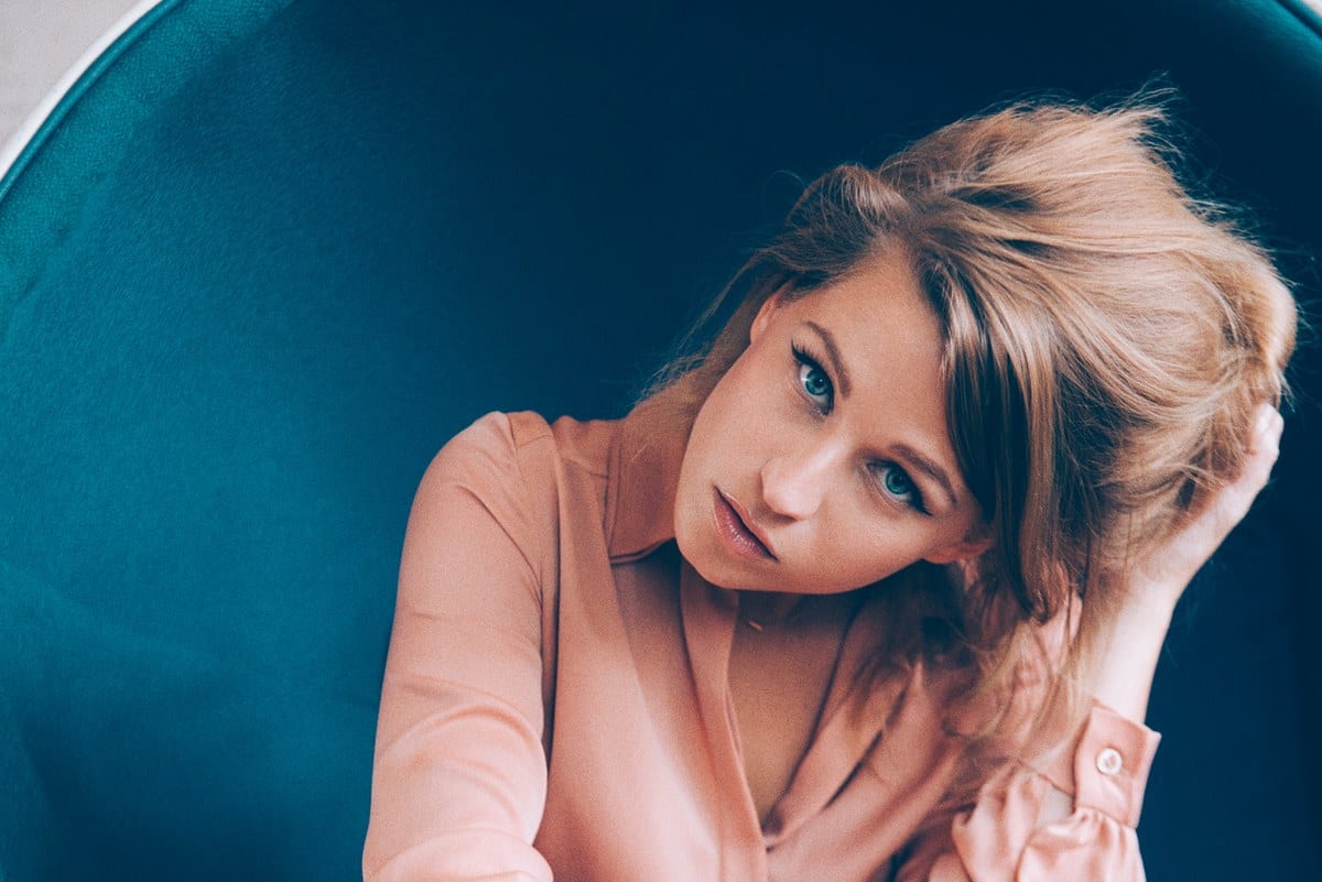 Selah Sue, dont la session live 2026 a été filmée sur la terrasse de l’Hôtel du Léman.