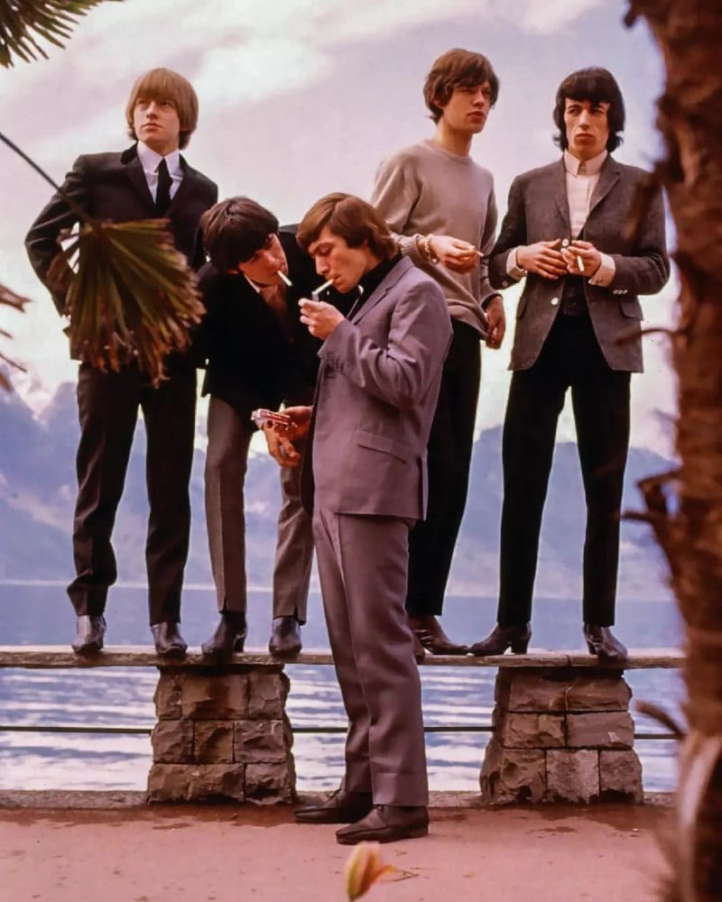 Les Rolling Stones, cigarette à la main, sur le muret au bord du lac, en avril 1964.