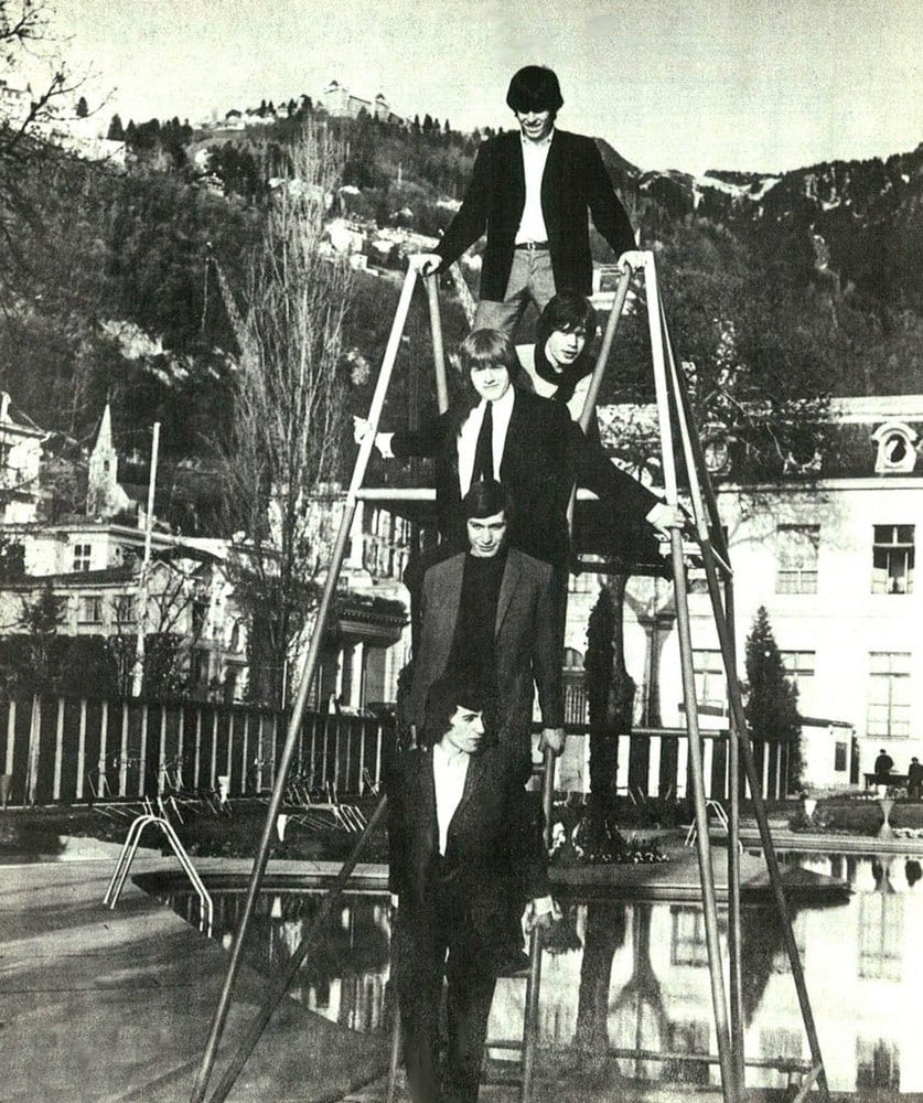Les Rolling Stones sur le plongeoir de la piscine du Casino, en avril 1964.