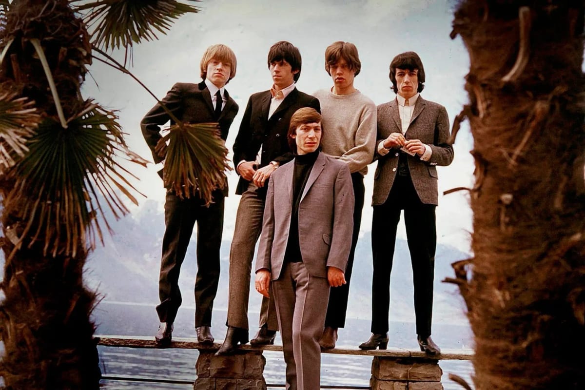 Les Rolling Stones au bord du lac à Montreux, entre les palmiers, en avril 1964.