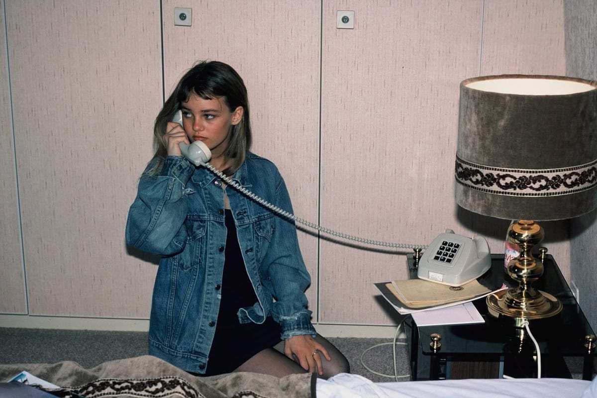 Vanessa Paradis au téléphone dans sa chambre d’hôtel, lors de sa venue à Montreux en 1988.