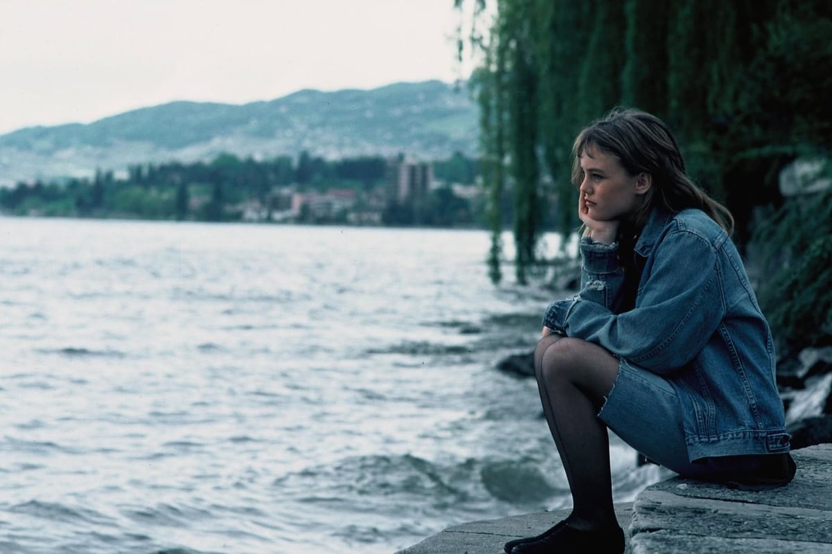 Vanessa Paradis assise sur le quai Ernest-Ansermet, en 1988.