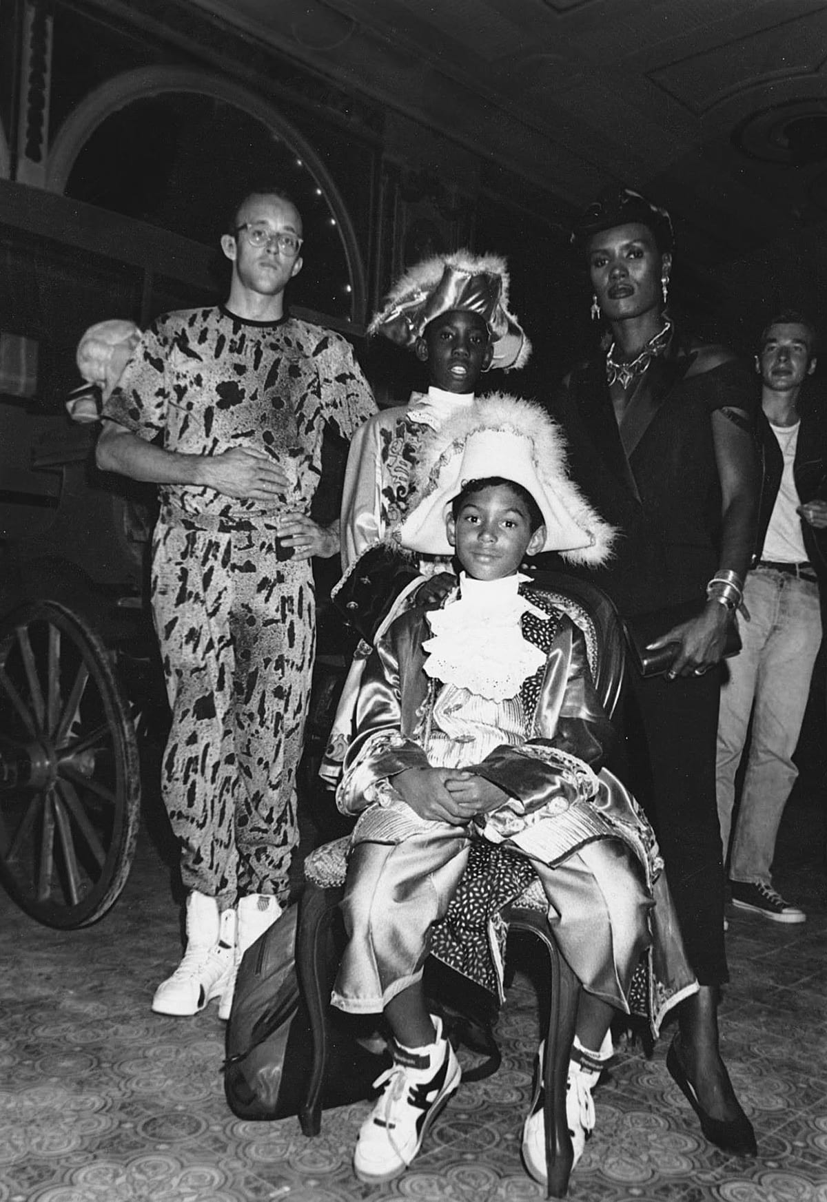 Keith Haring et Grace Jones au Théâtre de l’Alcazar, entourés de deux jeunes gens également déguisés.