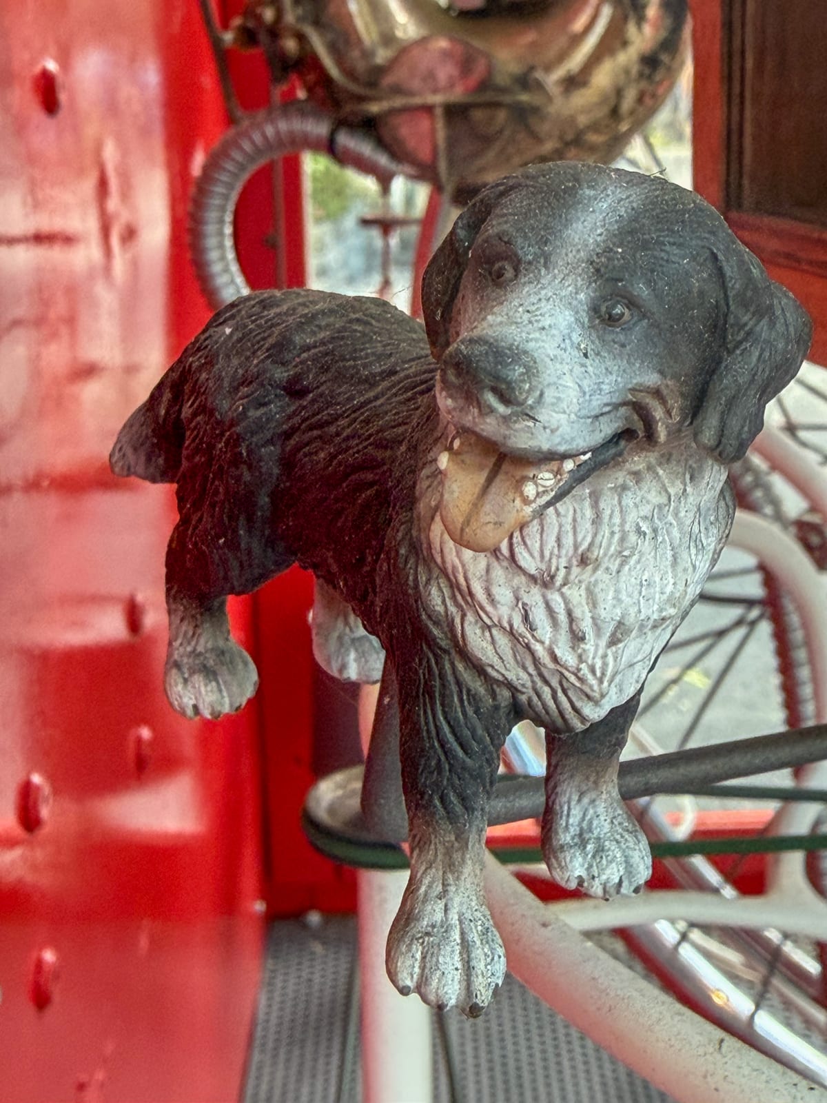 L’un des bouviers bernois de Claude Nobs, en figurine.