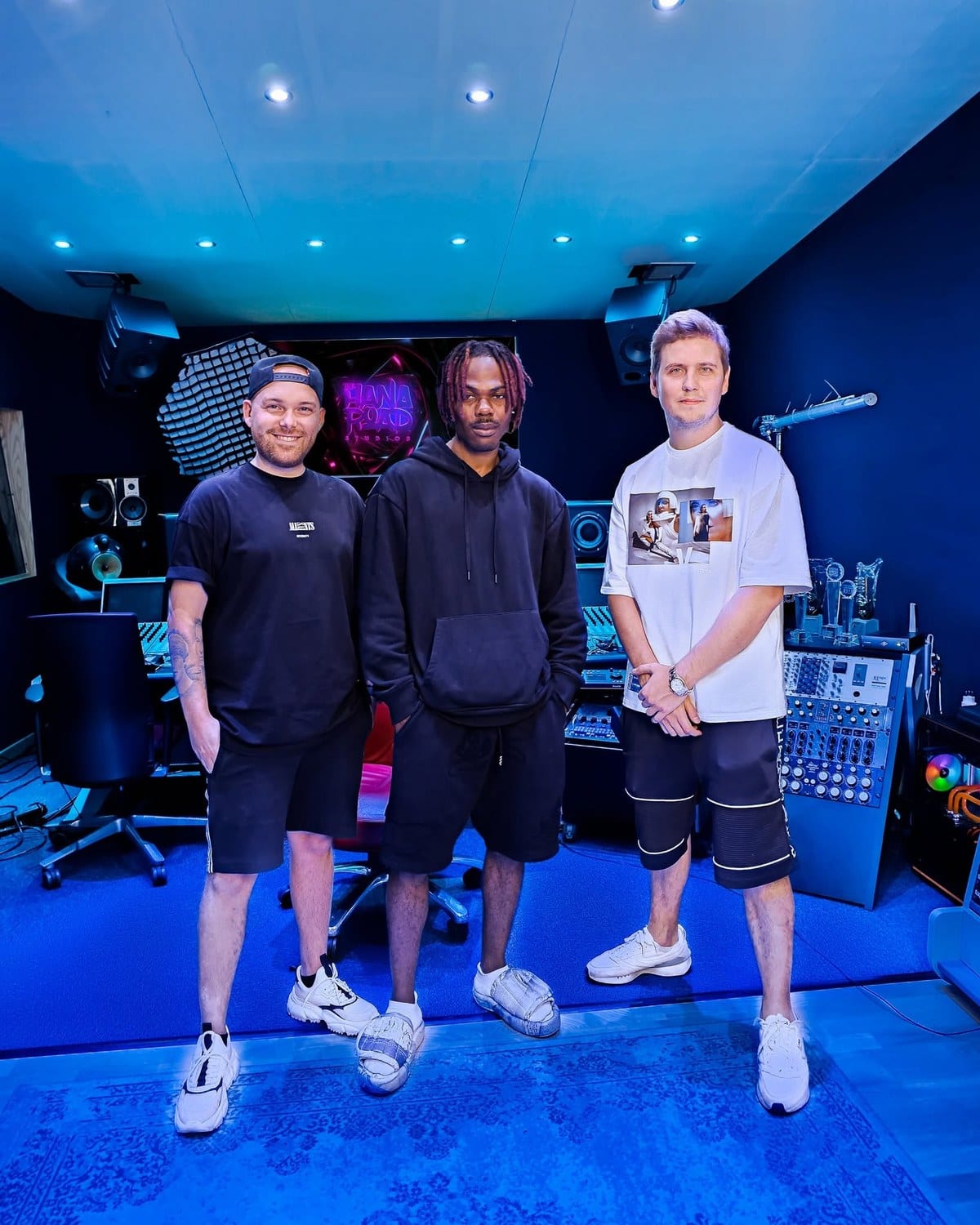 Le chanteur nigérian CKay en enregistrement au studio.