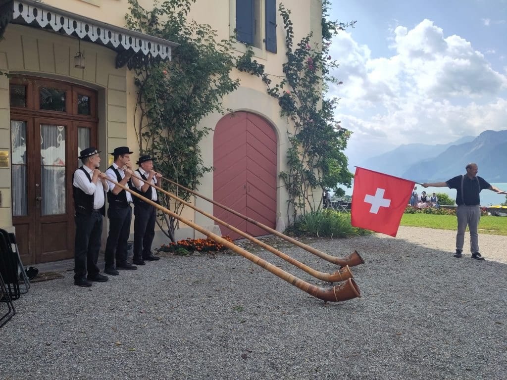 Cors des Alpes devant la maison de maître, face au lac.