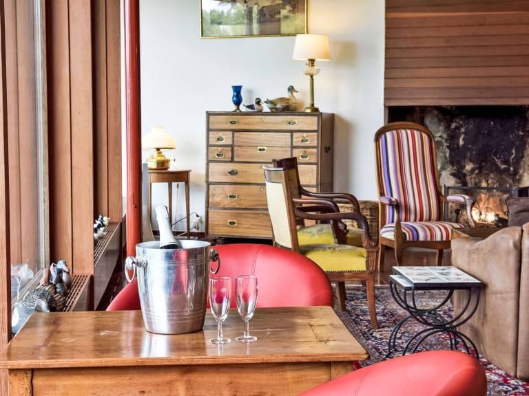 Le coin cheminée, avec d'autres canards posés sur la commode.
