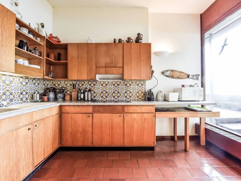 La cuisine, avec ses bois et ses faïences d'origine des années 1970.