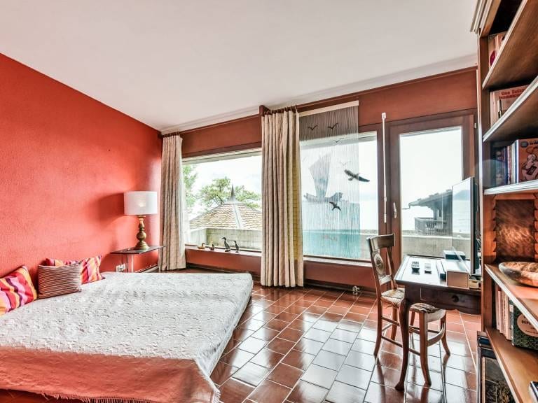 Une chambre ouverte sur le lac.