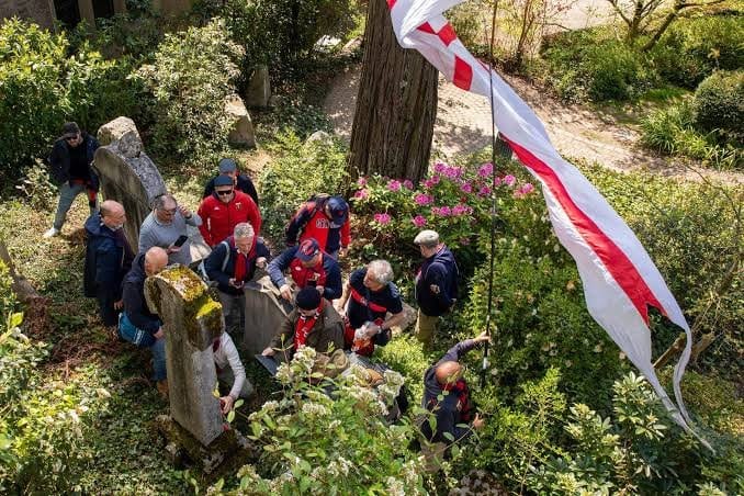 Des supporters du Genoa dans le petit cimetière de Territet, le 14 avril 2025.