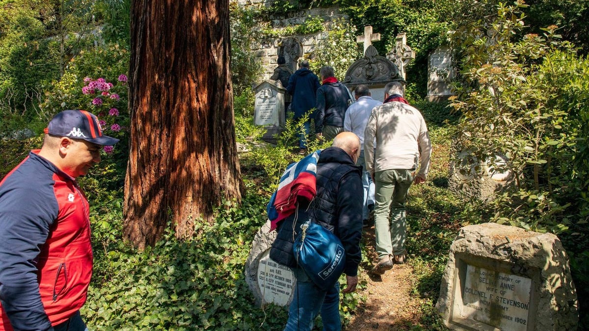 Le cimetière ancien, à l’ombre de l’église St. John’s.