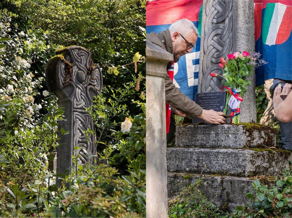 Une plaque et des fleurs déposées sur la tombe de George Dormer Fawcus, le 14 avril 2025.