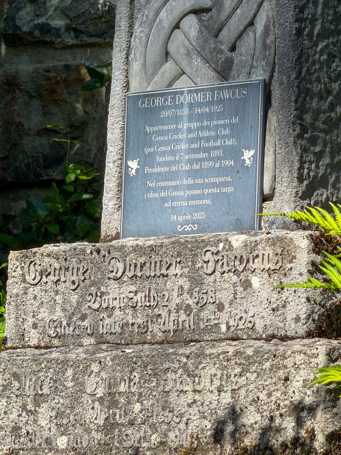 La plaque déposée par les tifosi du Genoa sur la tombe de George Dormer Fawcus, pour le centenaire de sa mort (14 avril 2025).