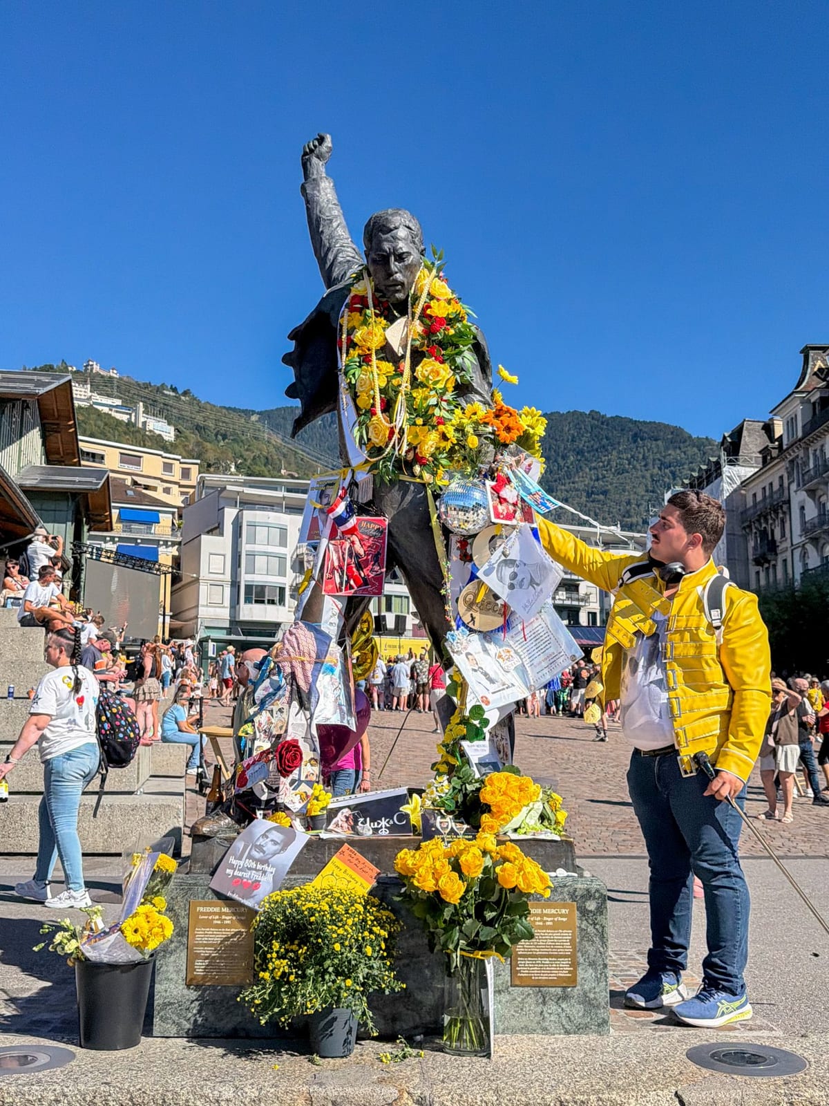 La statue de Freddie Mercury parée de fleurs et de ballons, pendant les Freddie Days 2026.