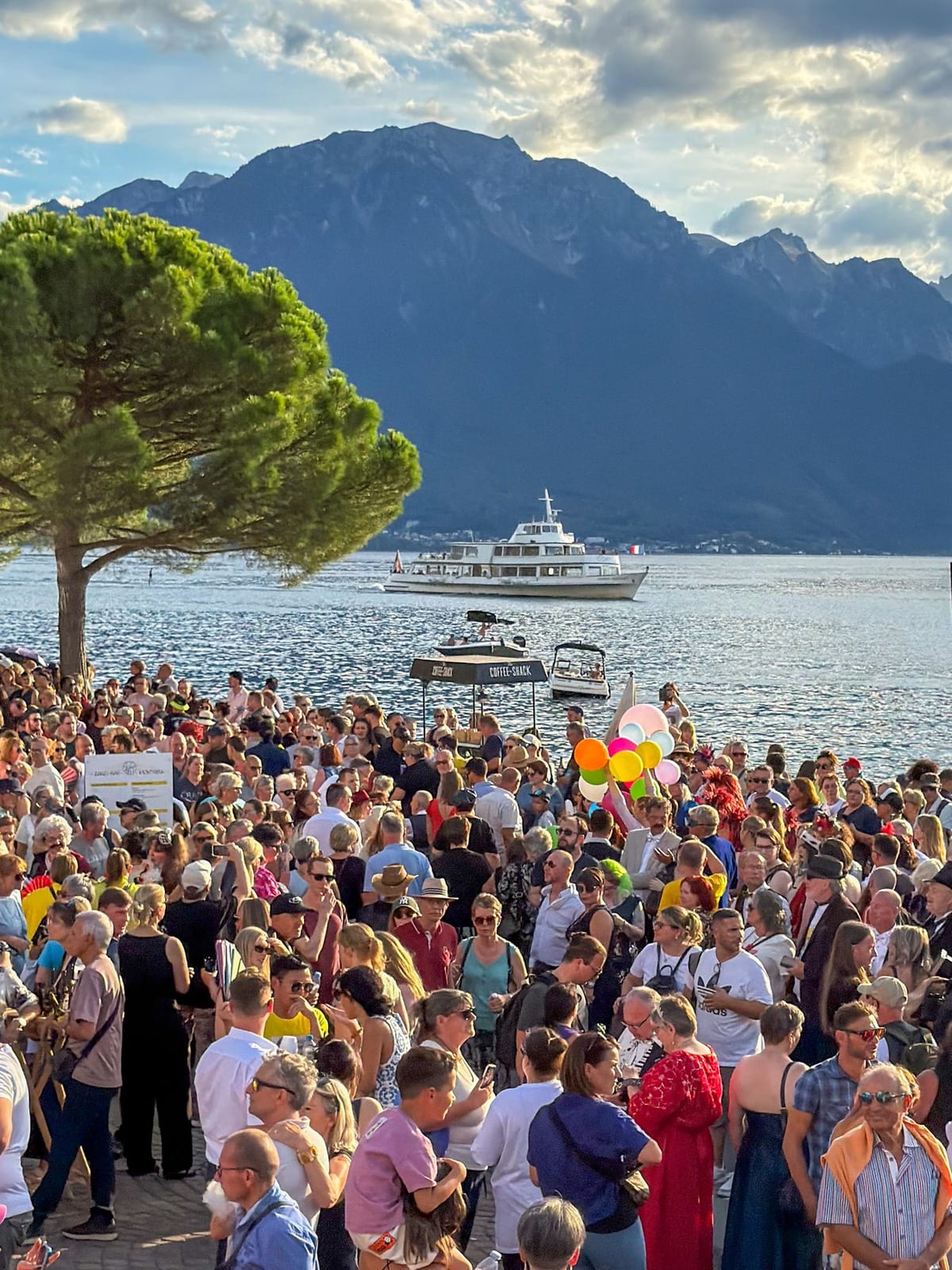 Les fans réunis sur les quais de Montreux, face au lac.