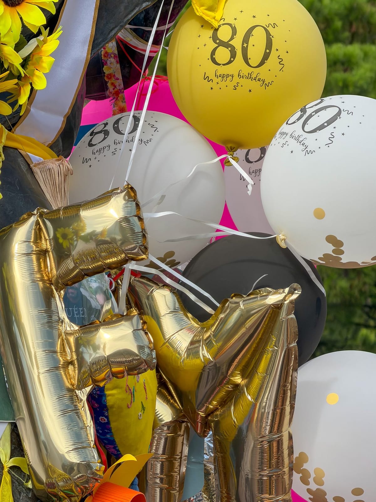 La statue coiffée d’une couronne, entourée de ballons.