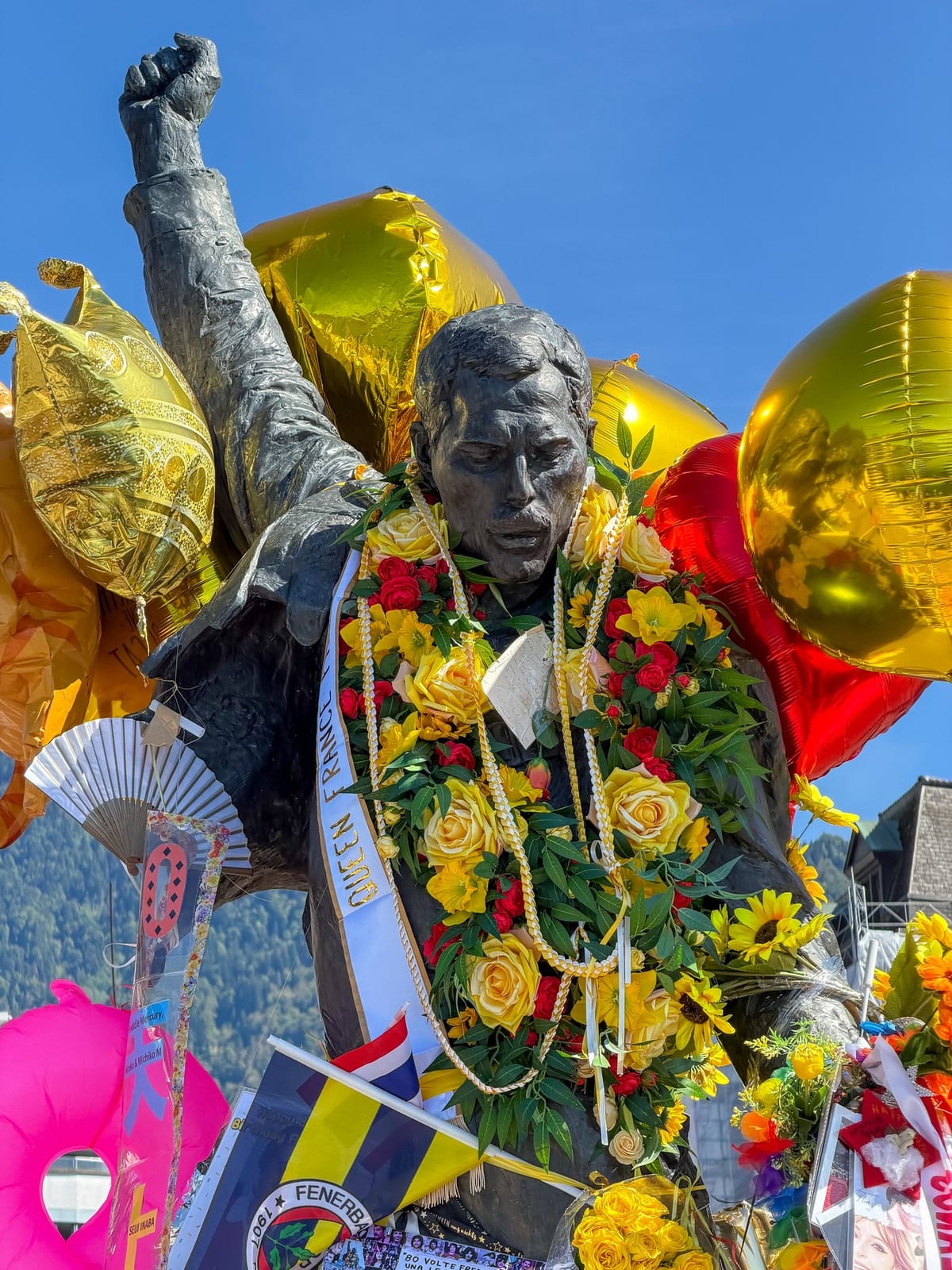Le poing levé de la statue, parmi les ballons dorés du 80e anniversaire.
