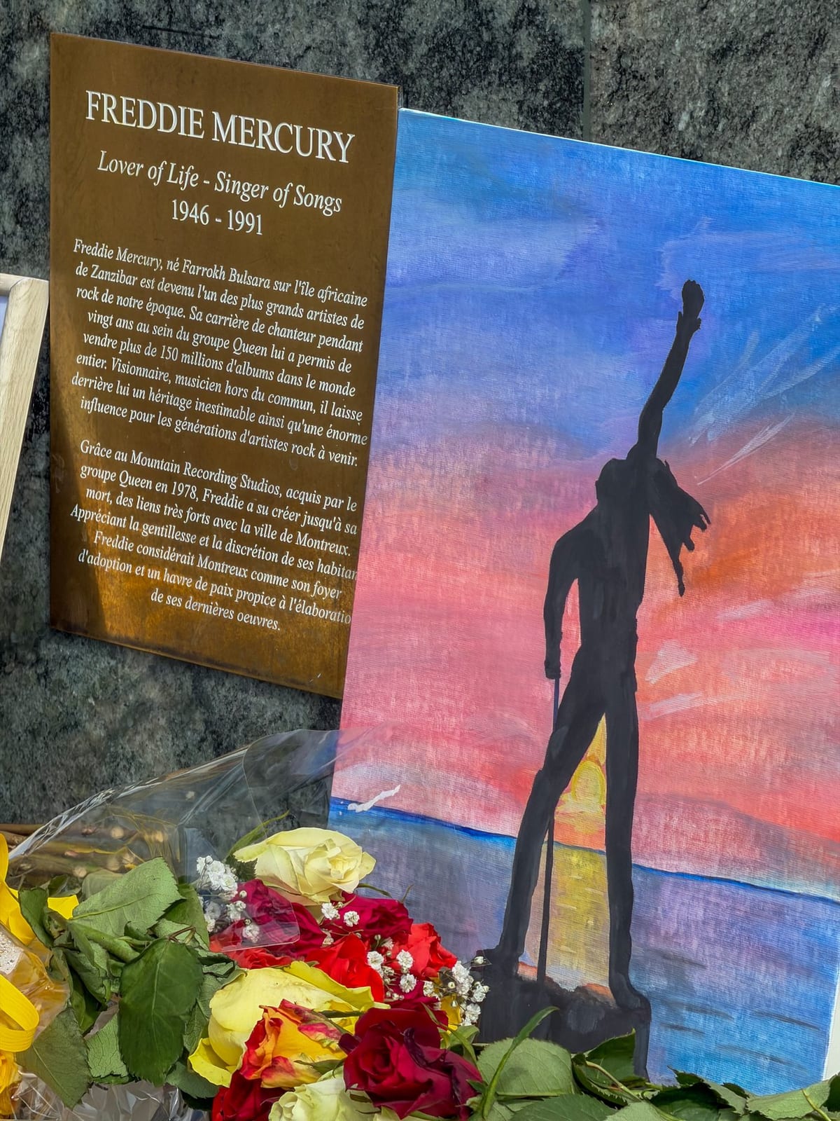 Un galet peint « Freddie Mercury » déposé au pied de la statue.