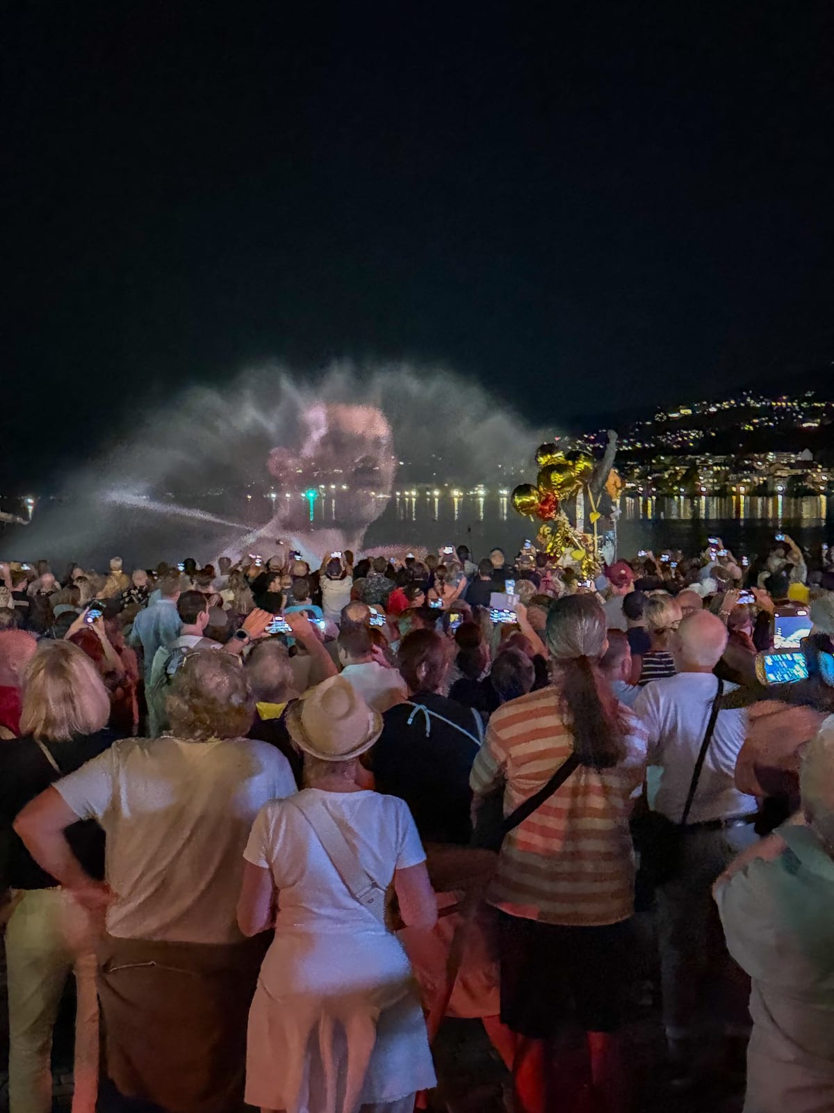 La foule des Freddie Days en soirée, au bord du lac.