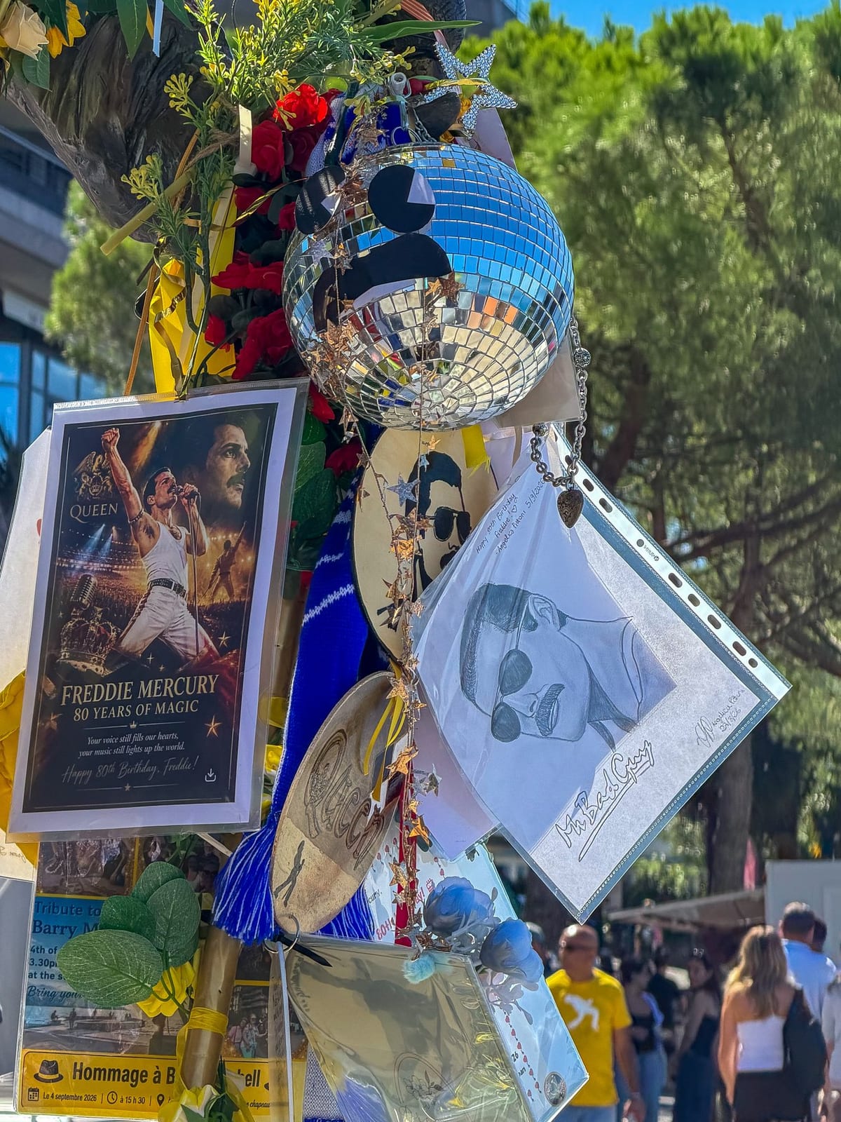 La statue, micro en main, sous un ballon « 80 ».