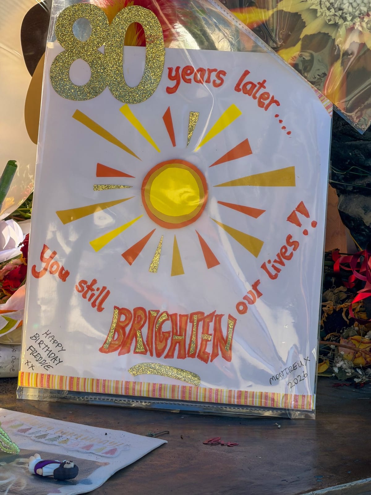 Une affiche « 80 years later » parmi les hommages.