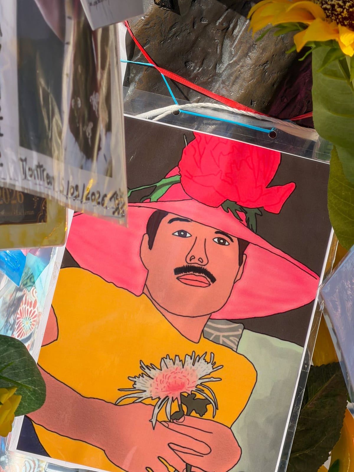 Un portrait pop-art de Freddie déposé par un fan.