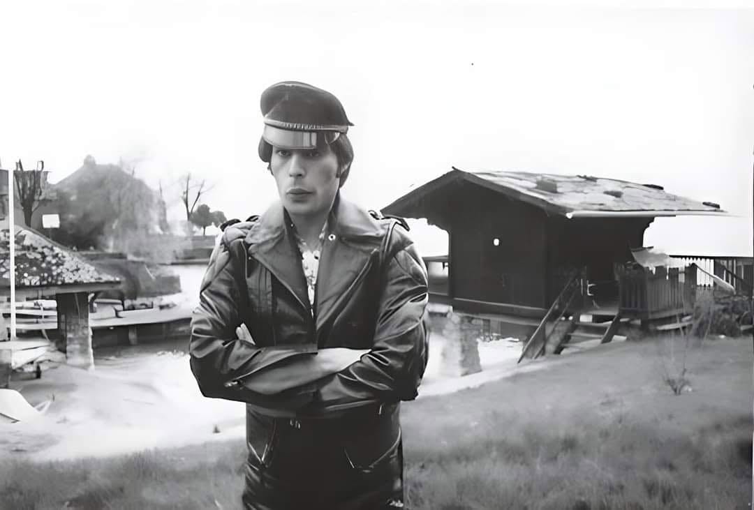 Freddie Mercury en casquette de cuir, devant la Duck House, en 1979.
