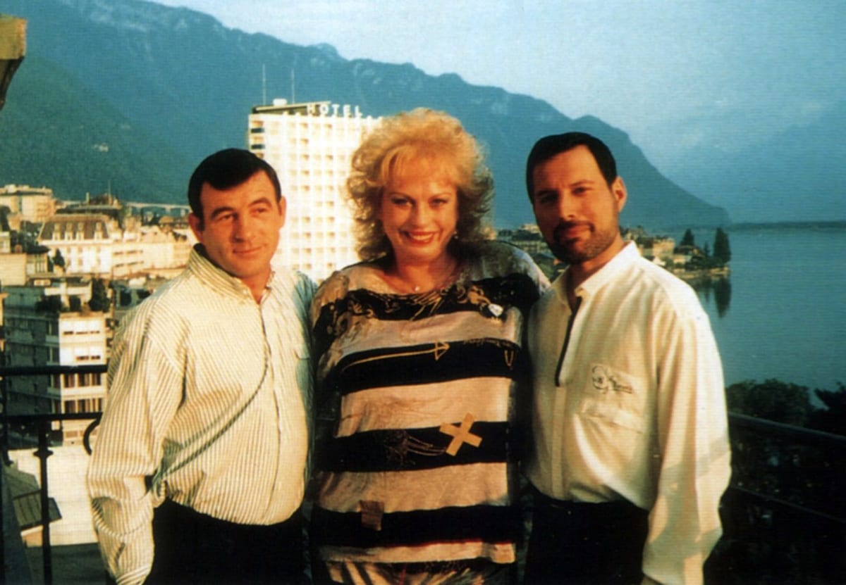 Freddie Mercury avec Jim Hutton et Barbara Valentin sur un balcon du Montreux Palace, vers 1990.