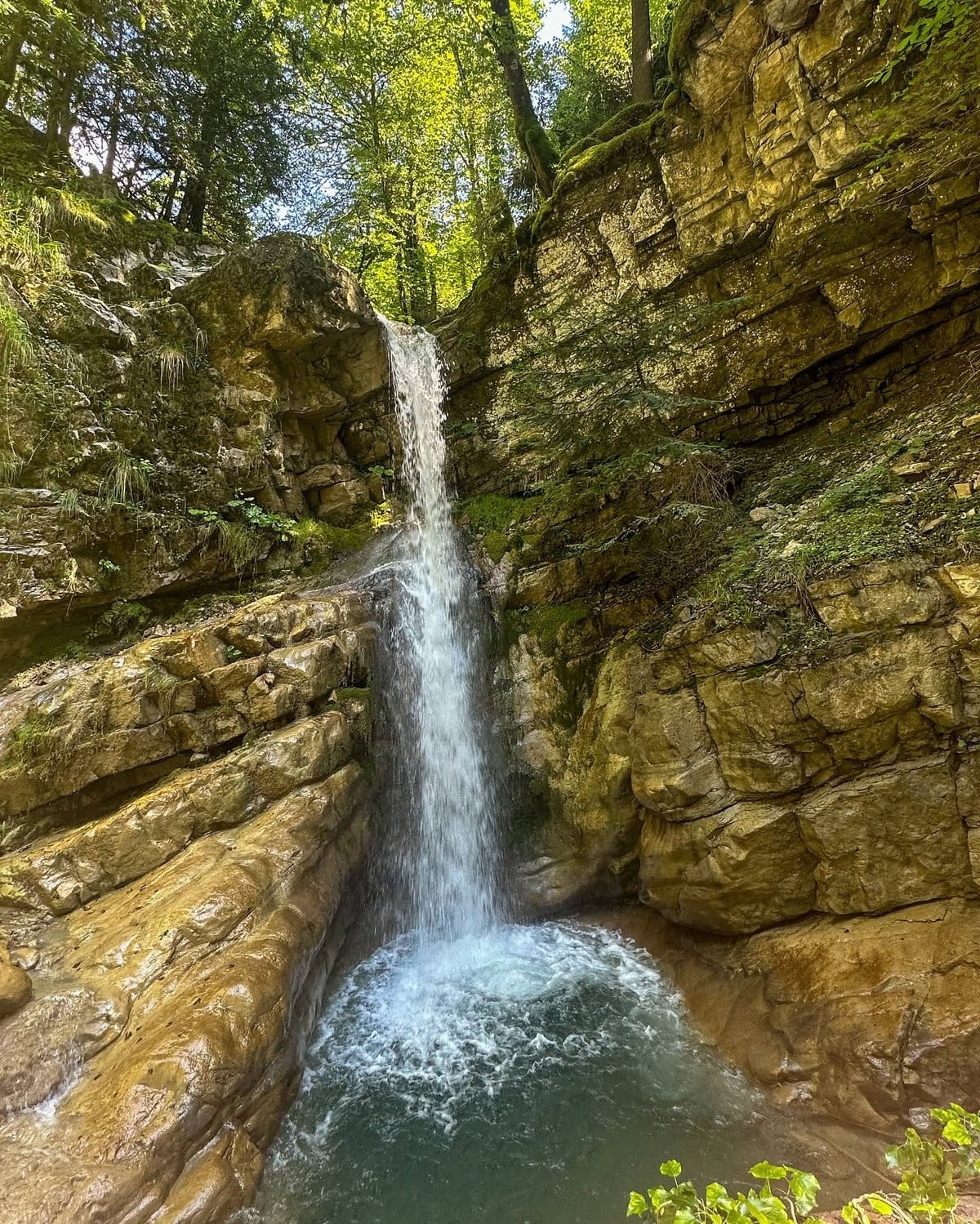 Les escaliers de pierre qui s’enfoncent dans la gorge.