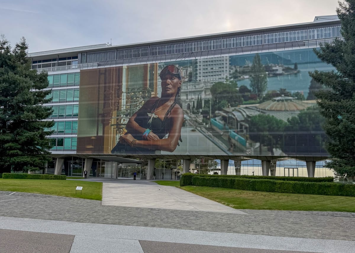 Le portrait de Grace Jones par Anoush Abrar, à mille mètres carrés sur la façade du siège de Nestlé, à Vevey (Images Vevey 2026).