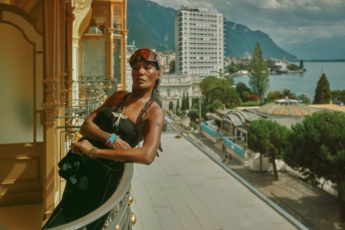 Grace Jones à un balcon du Montreux Palace, en juillet 2025.