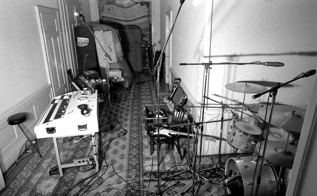 Le couloir du Grand Hôtel transformé en studio d’enregistrement, décembre 1971.
