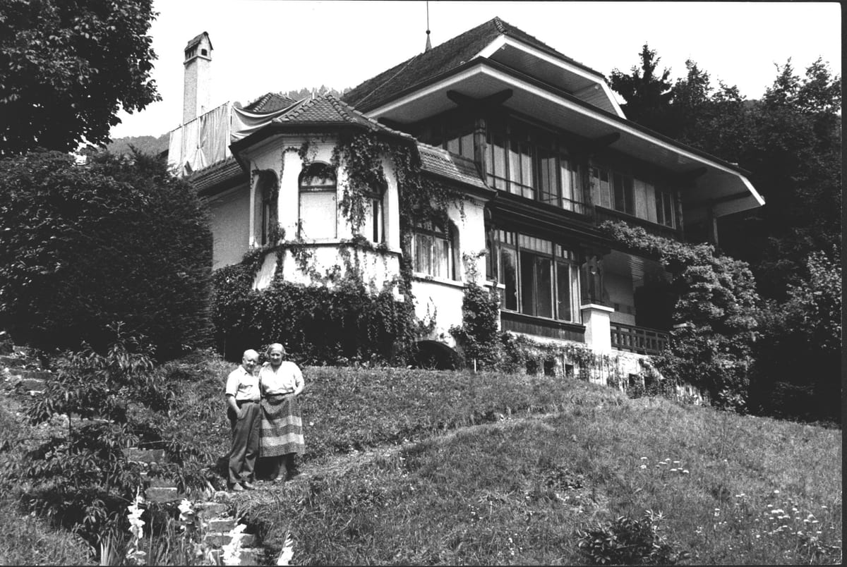 Gertrude et Paul Hindemith dans le jardin de leur villa La Chance, à Blonay.