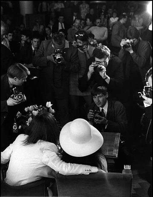 Face aux photographes, au Montreux Palace.