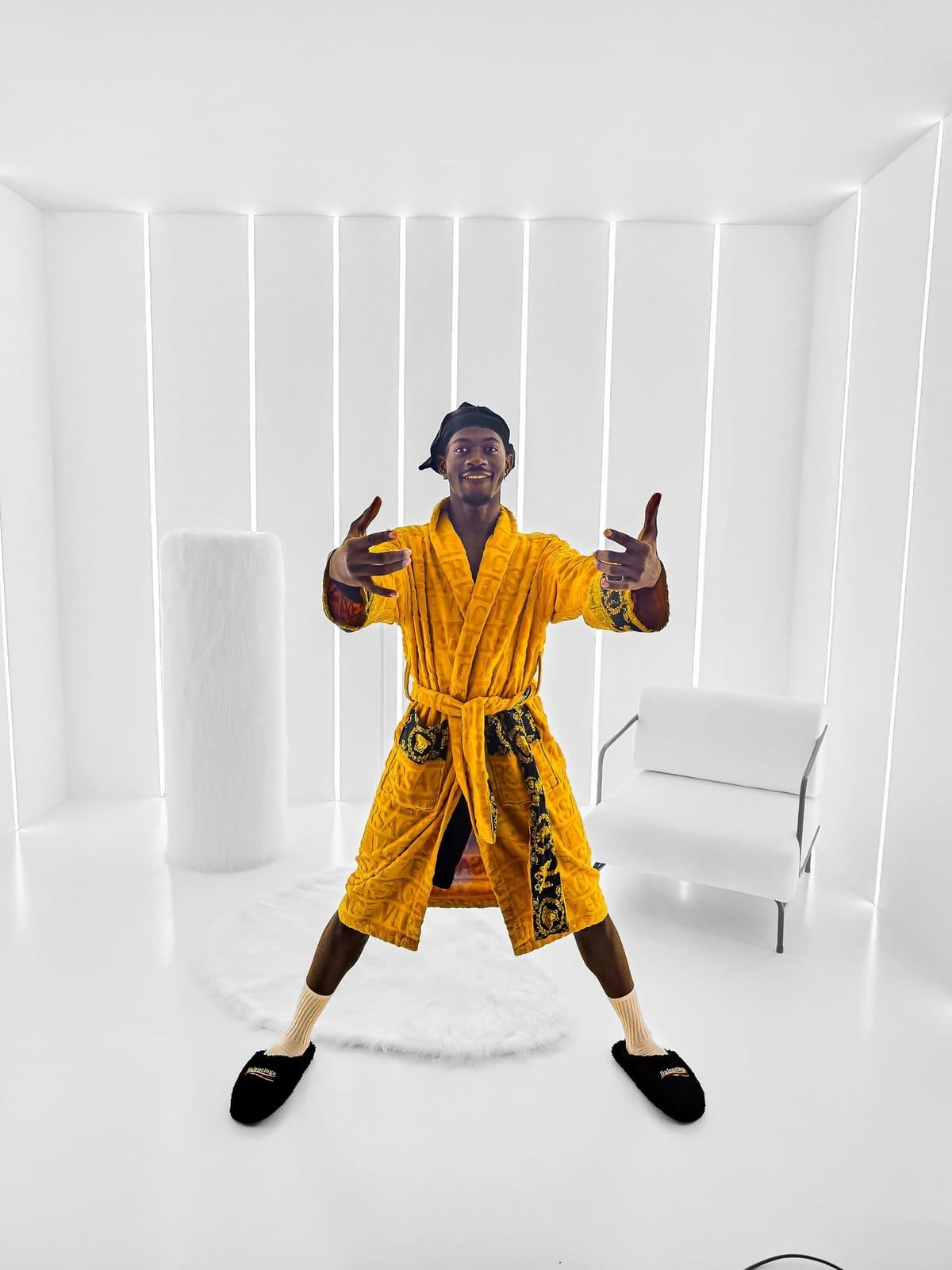Lil Nas X au studio, drapé dans son peignoir Versace.