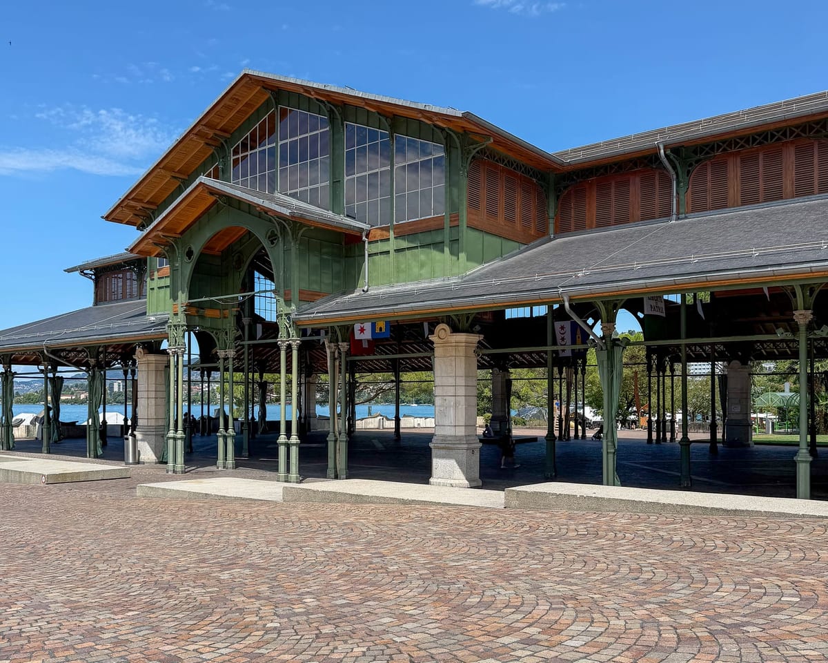 Le Marché couvert de Montreux, au bord du lac.