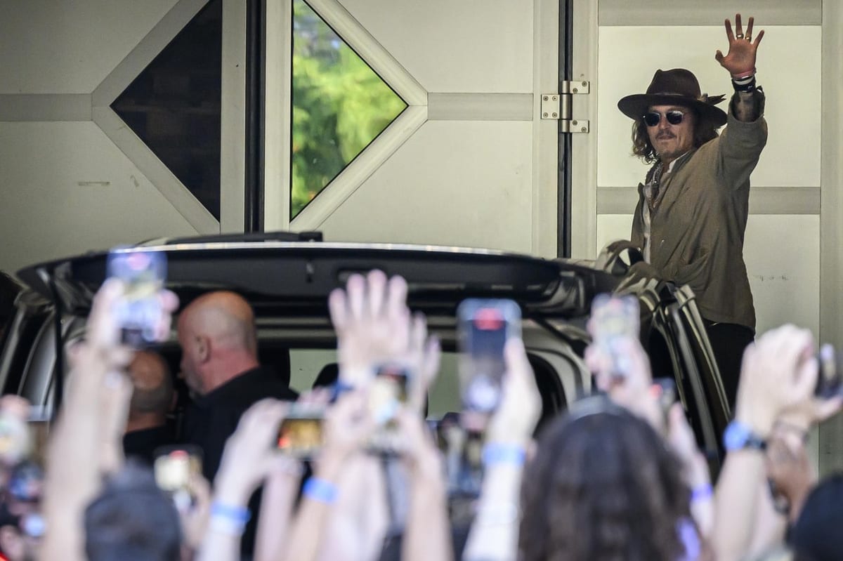 L’acteur et musicien Johnny Depp, hôte fidèle du festival, entouré de fans à son arrivée à Montreux en 2022.