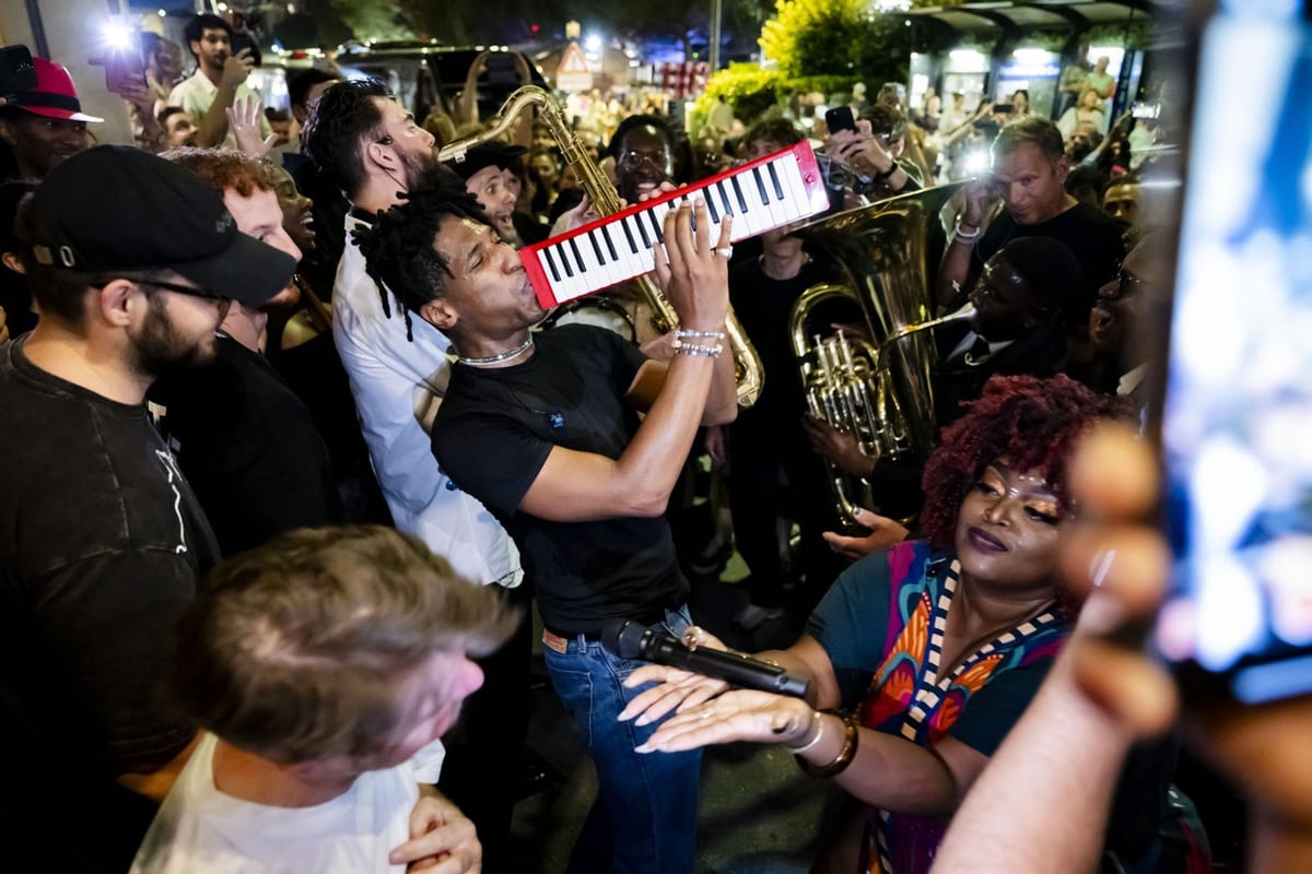 Jon Batiste a poursuivi son concert sur les quais, au milieu du public, en 2024.