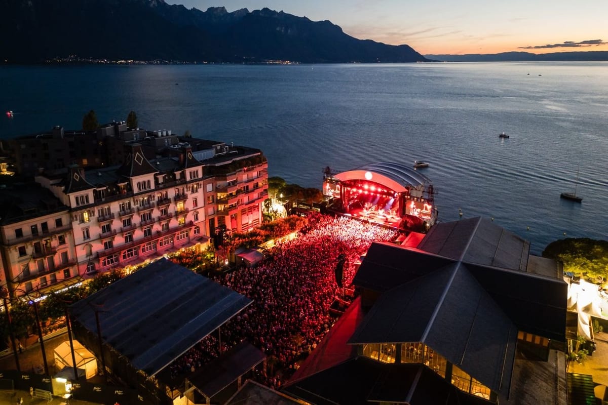 La scène du Lac au crépuscule, bâtie sur le Léman en contrebas de la place du Marché, face aux Alpes.