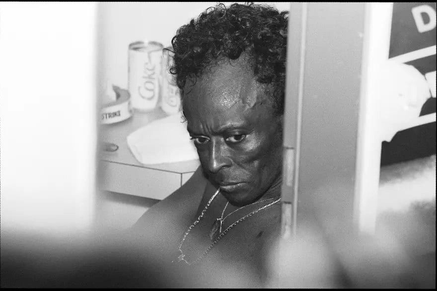 Miles Davis dans sa loge au Montreux Jazz Festival, en 1988.