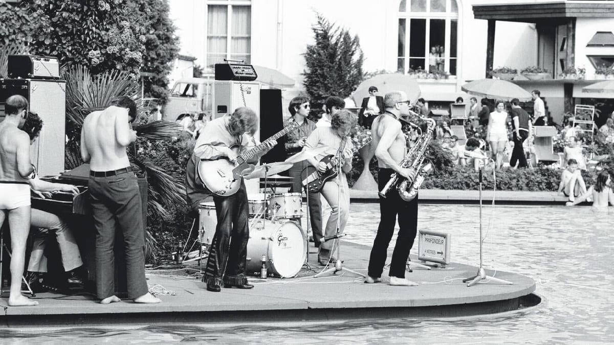 Un concert du festival au bord de la piscine du Casino, en 1969, aux tout premiers temps du Montreux Jazz.