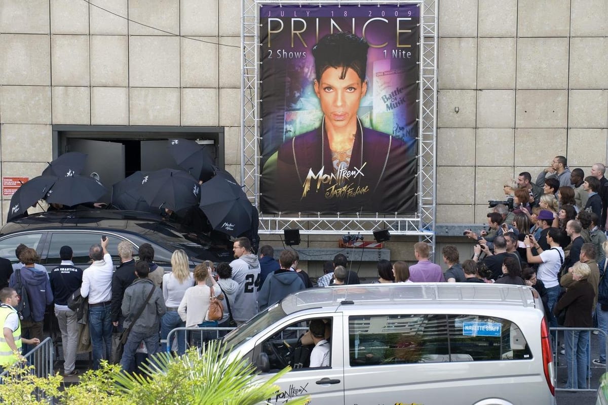 La bannière « Prince, 2 Shows, 1 Nite » sur la façade du 2M2C, le 18 juillet 2009, jour du concert exceptionnel du 43e Montreux Jazz Festival.