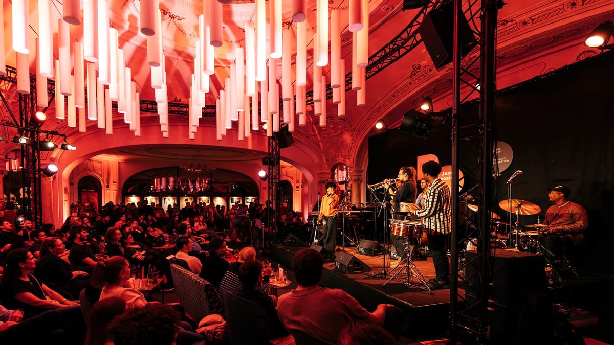 Un groupe résident sur scène au Petit Palais lors de la Montreux Jazz Festival Residency.