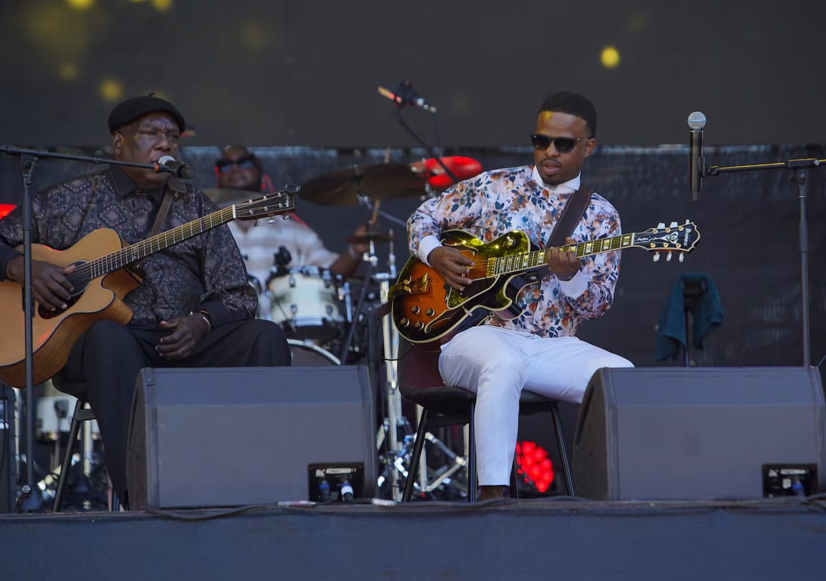 Vusi Mahlasela et Billy Monama lors de la première édition, à Franschhoek, en mars 2026.