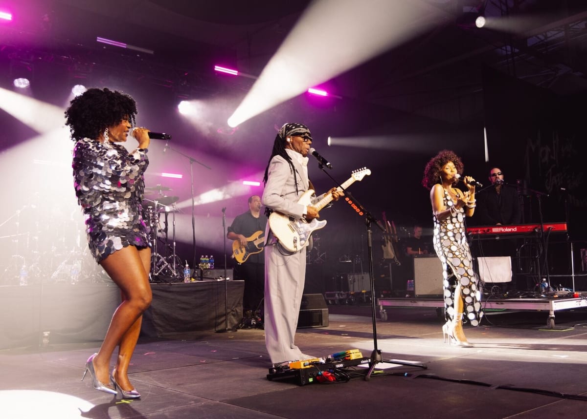 Nile Rodgers & Chic au Hangar, à Regatta Harbor, le 28 février 2026.