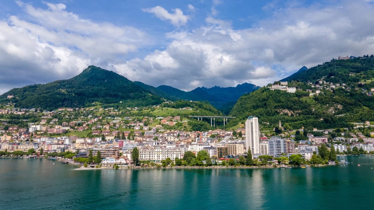 Montreux s’étire au bord du Léman, adossée aux Alpes, de Territet à Clarens.
