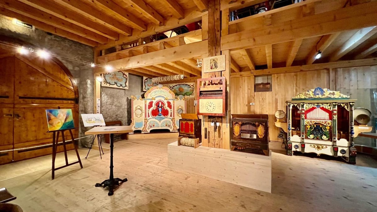 L’intérieur du musée : orgues de barbarie, harmoniums et instruments mécaniques.