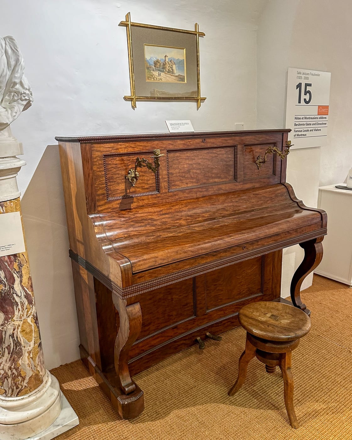 Le piano de Stravinski, exposé au Musée de Montreux (salle des hôtes et Montreusiens célèbres).