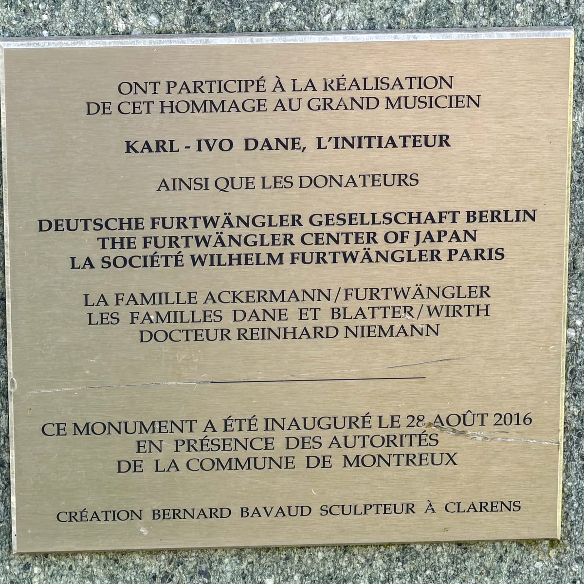 La plaque des donateurs, au dos du monument : Karl-Ivo Dane, l’initiateur, les sociétés Furtwängler de Berlin, du Japon et de Paris, et la famille du chef d’orchestre.