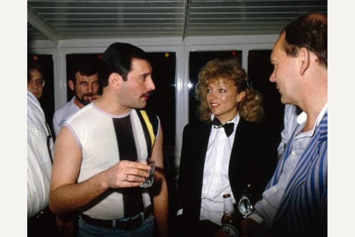 Freddie Mercury et ses invités à la fête « It’s A Kind Of Magic », à bord de l’« Italie » (10 mai 1986).